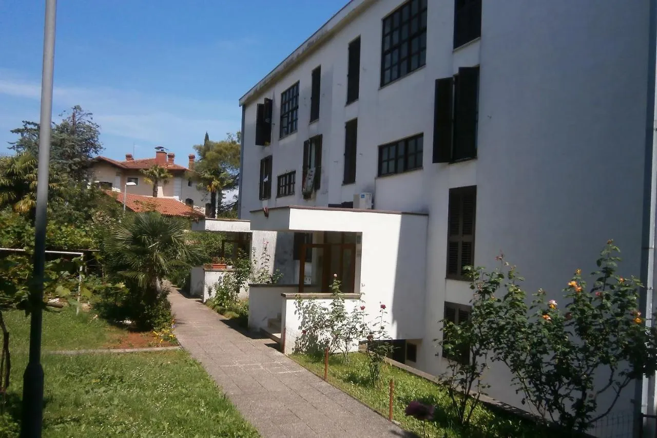 Apartments With Wifi Lovran, Opatija - 7886 0*, لوفغان